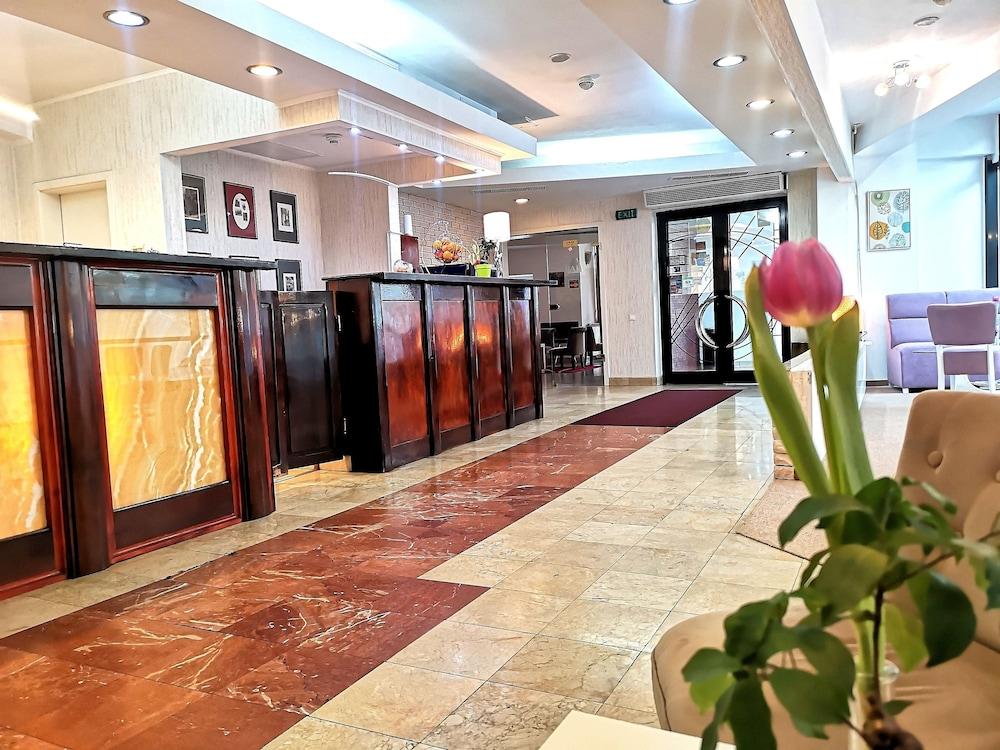 Hotel Atrium Center